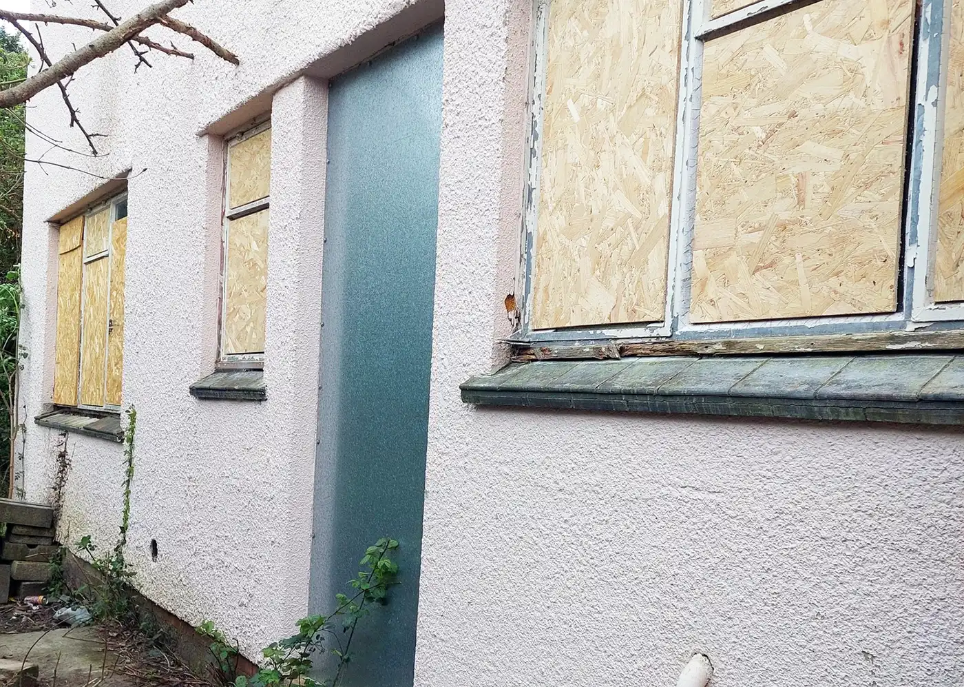 Squatters removed from Glastonbury house - which is now boarded up ...