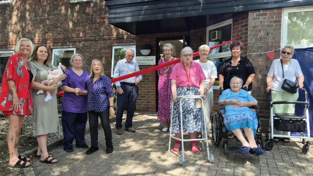 The mayor cut the ribbon to open the Castleman House Summer Fair