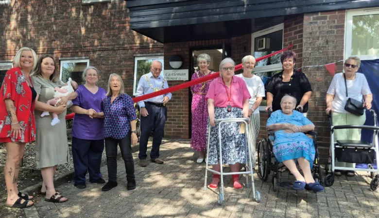 The mayor cut the ribbon to open the Castleman House Summer Fair