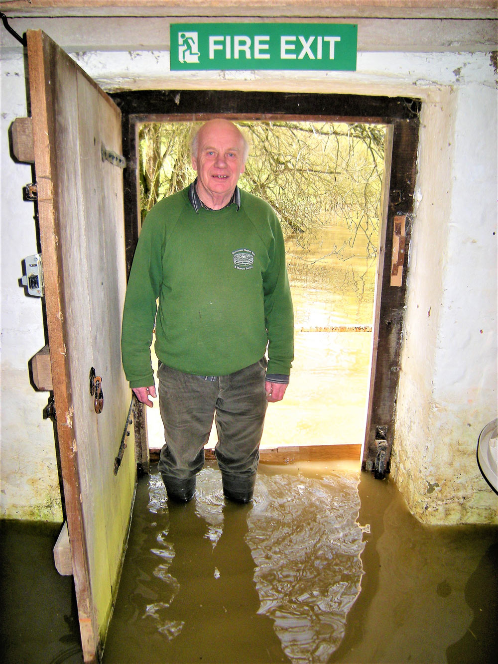 Peter Loosmore surveys the incoming floodwater in 2008