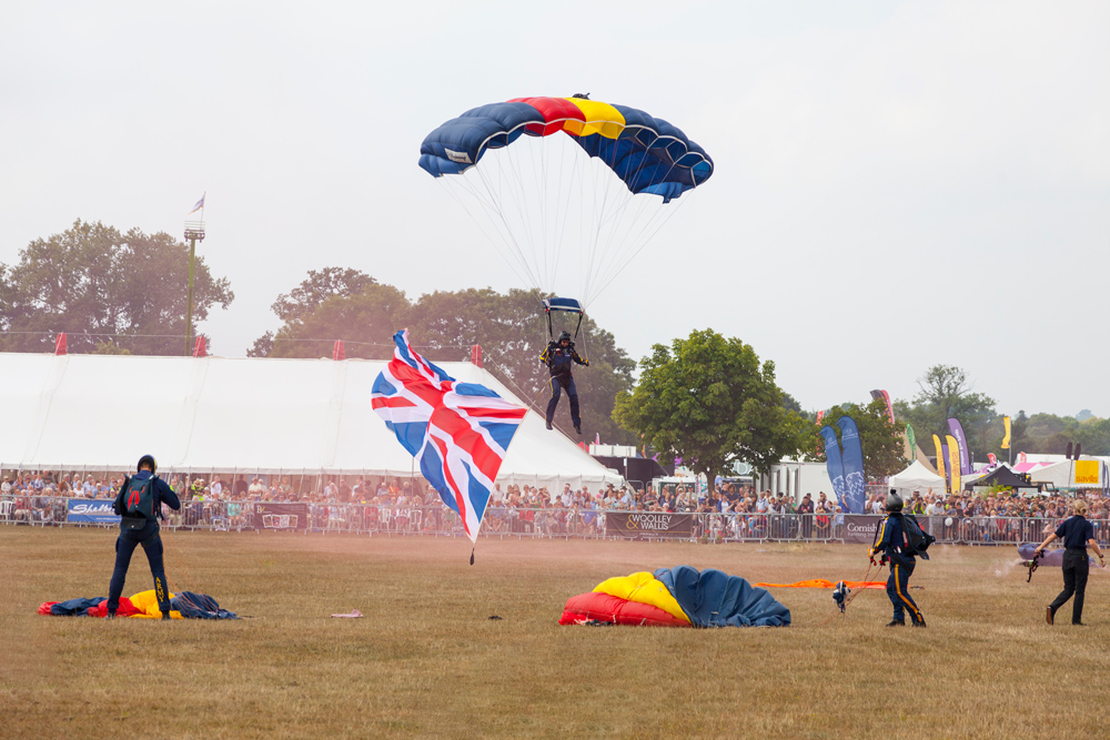 Gillingham & Shaftesbury Show 2022, The New Blackmore Vale Magazine. The Lightning Bolts Army Parachute Display Tram arrive at the Gillingham & Shaftesbury Show in style!